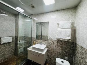 Koupelna v ubytování Kaiser Hotel + 14 fotografií