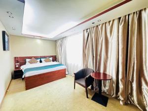 Postel nebo postele na pokoji v ubytování Kaiser Hotel