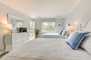 Postel nebo postele na pokoji v ubytování Bright Sunset Beach Condo with Golf Course View