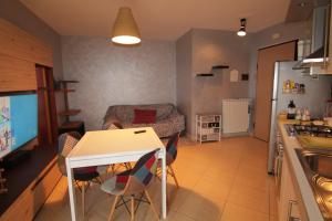 eine Küche und ein Wohnzimmer mit Tisch und Stühlen in der Unterkunft Demetra in Montesilvano Marina + 6 Fotos