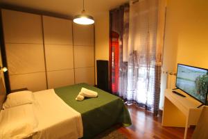 ein Schlafzimmer mit einem Bett, auf dem zwei Handtücher liegen in der Unterkunft Demetra in Montesilvano Marina