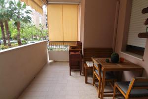 ein Balkon mit Tisch und Stühlen und einem Fenster in der Unterkunft Demetra in Montesilvano Marina