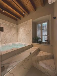 Kúpeľňa v ubytovaní REGO APARTMENTS - Boutique Aparthotel & Serenity Spa with some off-site apartments in the Heart of Bergamo City Center