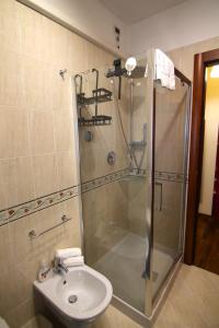 ein Badezimmer mit Dusche und Waschbecken in der Unterkunft Demetra in Montesilvano Marina