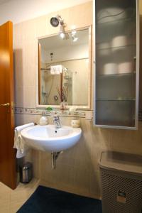 ein Badezimmer mit Waschbecken und Spiegel in der Unterkunft Demetra in Montesilvano Marina