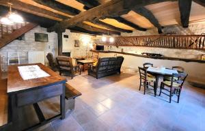 een grote kamer met tafels en stoelen in een gebouw bij Mas Haut in Loubers