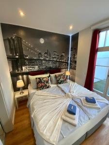 ein Schlafzimmer mit einem großen Bett mit Handtüchern darauf in der Unterkunft Downtown Apartments Leipzig in Leipzig