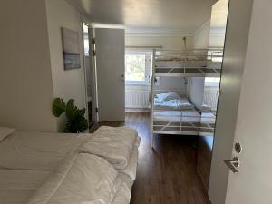 Postel nebo postele na pokoji v ubytování Hällestrand Seaview Apartment