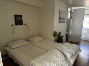 Postel nebo postele na pokoji v ubytování Hällestrand Seaview Apartment