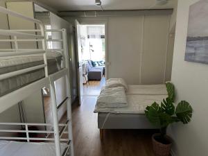 Postel nebo postele na pokoji v ubytování Hällestrand Seaview Apartment