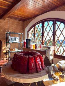 un pastel sobre una mesa en una cocina en Refugio maná, en Campos do Jordão