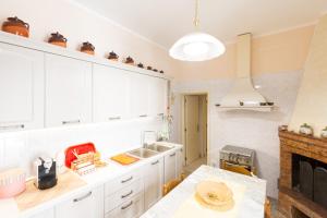 A kitchen or kitchenette at Casa vacanza Nonna Emma