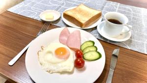 白山市にある白山麓の隠れ宿Takeoの卵と野菜の入った皿とコーヒー