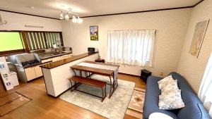 白山市にある白山麓の隠れ宿Takeoのキッチン、リビングルーム(テーブル、ソファ付)