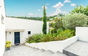 un bâtiment blanc avec une porte bleue et des plantes dans l'établissement Nice Home In Les Adrets-De-L'estére, à Les Adrets-de-l'Estérel 19 autres photos