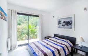 une chambre avec un lit et une grande fenêtre dans l'établissement Nice Home In Les Adrets-De-L'estére, à Les Adrets-de-l'Estérel