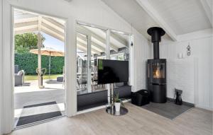 Amazing Home In Tarm With Kitchen的电视和/或娱乐中心