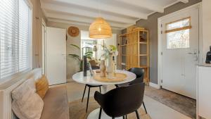 a dining room with a round table and chairs at Casa de la Pelt in Bergen