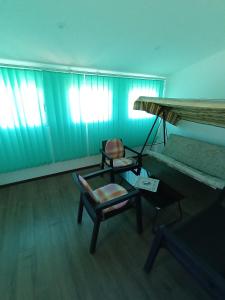 una sala de estar con una silla y un sofá en Kamp sv.Jovan, en Pirot