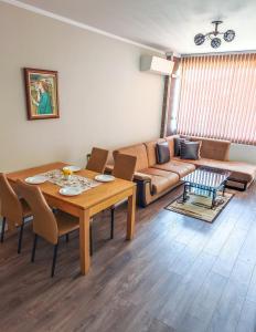 A seating area at Apartment Petya