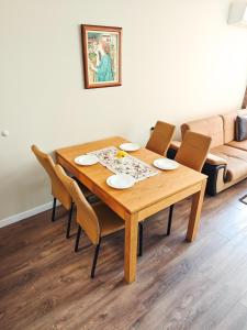 A seating area at Apartment Petya