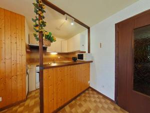 Kuchyňa alebo kuchynka v ubytovaní Appartement 2 Pièces 4 Pers, Parking, Ski, Grand-Bornand - FR-1-241-241