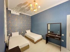 ガバラにあるQafqaz Suite Riverside Villaのベッドルーム1室(ベッド2台、鏡、ドレッサー付) +30枚の写真