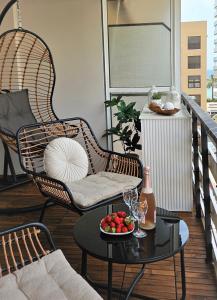 einen Balkon mit einer Obstschale auf dem Tisch in der Unterkunft MIRADOR FAMILY HOME in Santa Pola