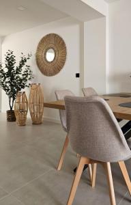 ein Esstisch mit Stuhl und Spiegel in der Unterkunft MIRADOR FAMILY HOME in Santa Pola