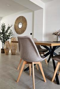 ein Esszimmer mit einem Tisch und einem Stuhl in der Unterkunft MIRADOR FAMILY HOME in Santa Pola