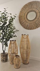 drei Vasen mit einer Pflanze auf dem Boden in der Unterkunft MIRADOR FAMILY HOME in Santa Pola