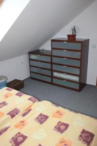 sypialnia z łóżkiem i komodą w obiekcie Apartman U Hřiště Krkonoše w mieście Prostřední Lánov