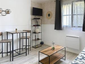 TV a/nebo společenská místnost v ubytování Le Fleurant - Vue sur l'Oise