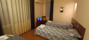 Postel nebo postele na pokoji v ubytování Matev Hotel