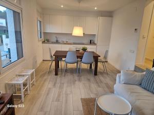 una cucina e un soggiorno con tavolo e sedie di Acogedora casa en primera línea de mar Cadaqués a Cadaqués