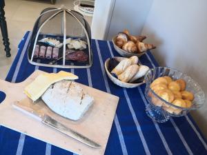 朱里耶纳La maison de Bruno的一张桌子,上面有面包和其他食物 更多22张照片