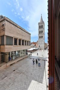 vista su una piazza della città con una chiesa di Luka Residence Apartments 1 a Zara (Zadar)