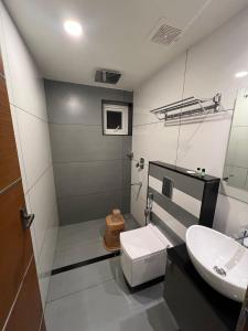 une salle de bain avec un lavabo et des toilettes dans l'établissement Moonlite, à Anachal