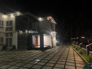 - une terrasse la nuit dans l'établissement Moonlite, à Anachal 20 autres photos