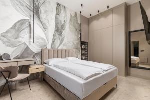 1 dormitorio con 1 cama y un mural en la pared en Apartments GReenRI, en Rijeka