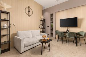 una sala de estar con un sofá y una mesa en Apartments GReenRI, en Rijeka