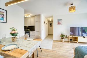 a living room with a dining table and a kitchen at Garten, Küche, Parkplatz & Mehr - Komfort Apartment Bavaria in Scheyern