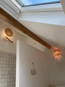 Ένα μπάνιο στο Chambres en loft privé dans la campagne