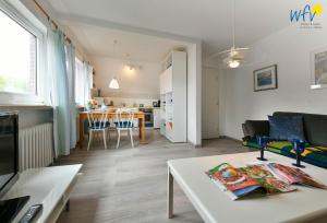 a living room with a couch and a table at Ferienhaus Caterlieschen Ferienwohnung 2 in Juist