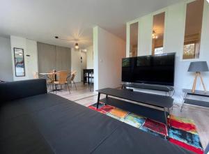 Μια τηλεόραση ή/και κέντρο ψυχαγωγίας στο Heroes Home