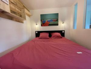 Ένα ή περισσότερα κρεβάτια σε δωμάτιο στο Heroes Home