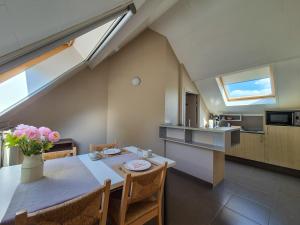 una cucina e una sala da pranzo con tavolo e sedie di B&B Tlekkerbeddeke a Rumst