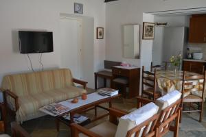 - un salon avec un canapé et une table dans l'établissement I Plateia, à Kalopanagiotis