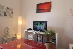 een woonkamer met een televisie op een tafel bij Angeliki Studio & Apartment in Gaios