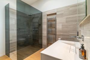 弗利姆斯Edelweiss Mountain Suites 07-08的浴室配有淋浴和洗手池 更多11张照片